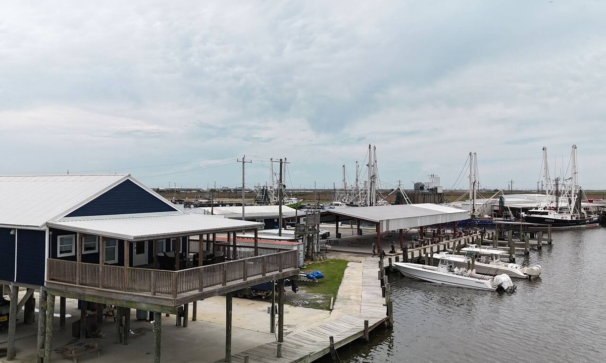 Golden Meadow House | Sportsman's Paradise: Fourchon Waterfront | Walk to Marina | Sleeps 10