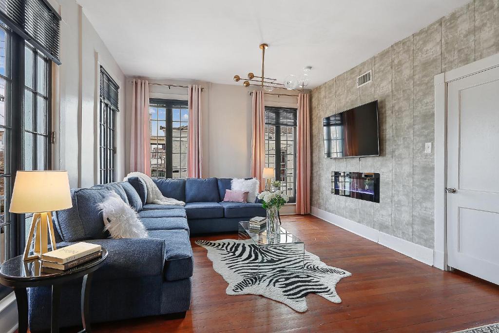 Faubourg Lafayette Apartment | St Charles-Mardi Gras 6BD Home