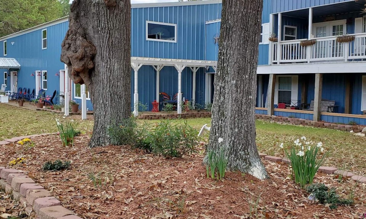 Crockett Apartment | Stay 'n' Play Upstairs 2 Bedroom Apartment 1/4 mile from Houston County Lake