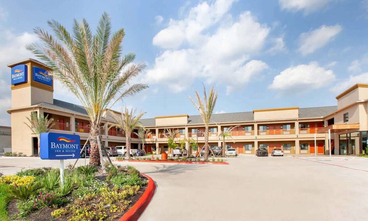 Southeast Houston Hotel | Stay Near Airport with Free Breakfast & Parking