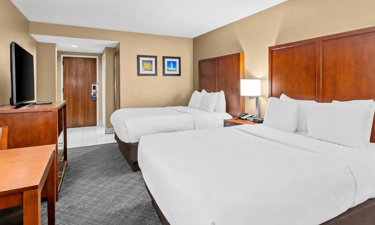 Highlands - Perkins Hotel | Stay Near LSU & Tiger Stadium w/Free Breakfast, Outdoor Pool, and Parking