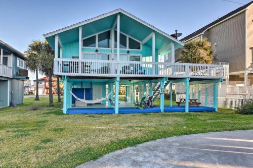 Pirates Beach House | Stroll to Galveston Beach: Home w/Outdoor Oasis