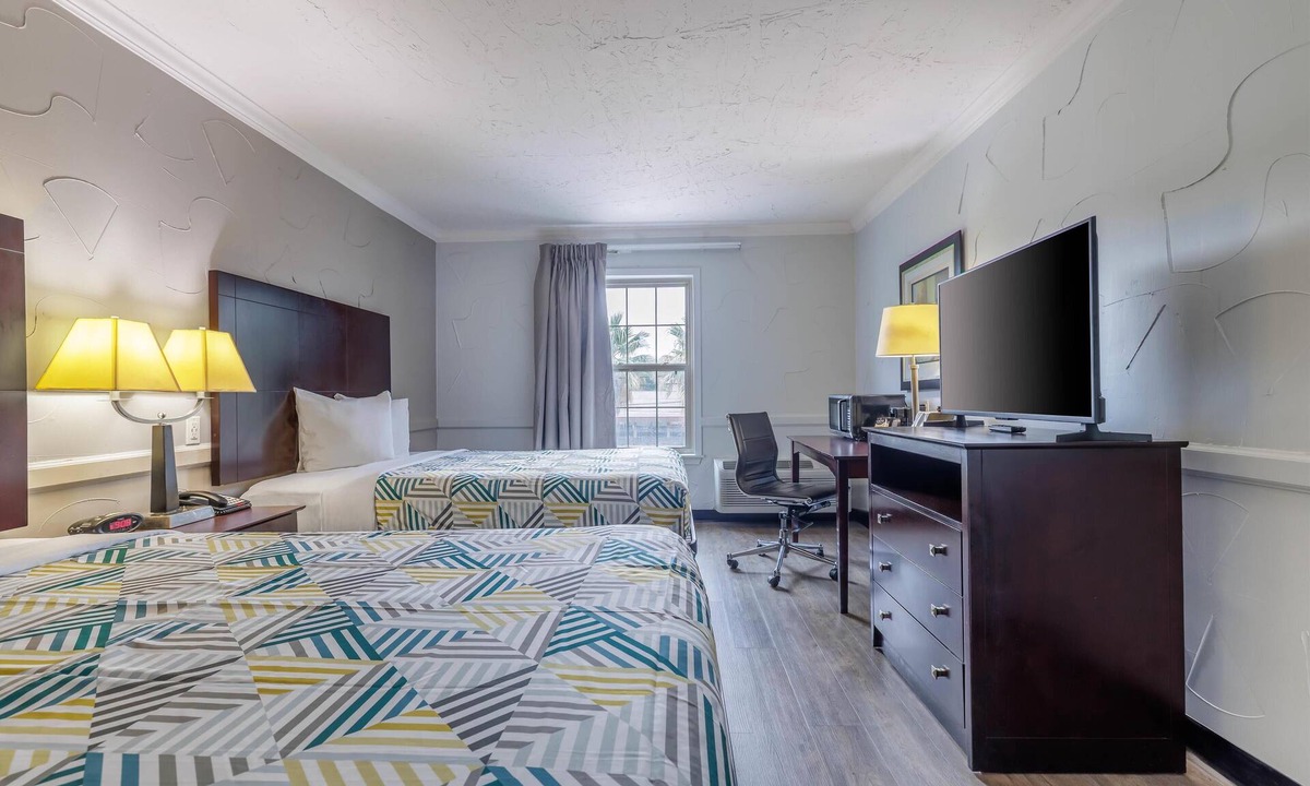 Dallas Design District Hotel | Studio 6 Suites - Dallas, TX - Downtown