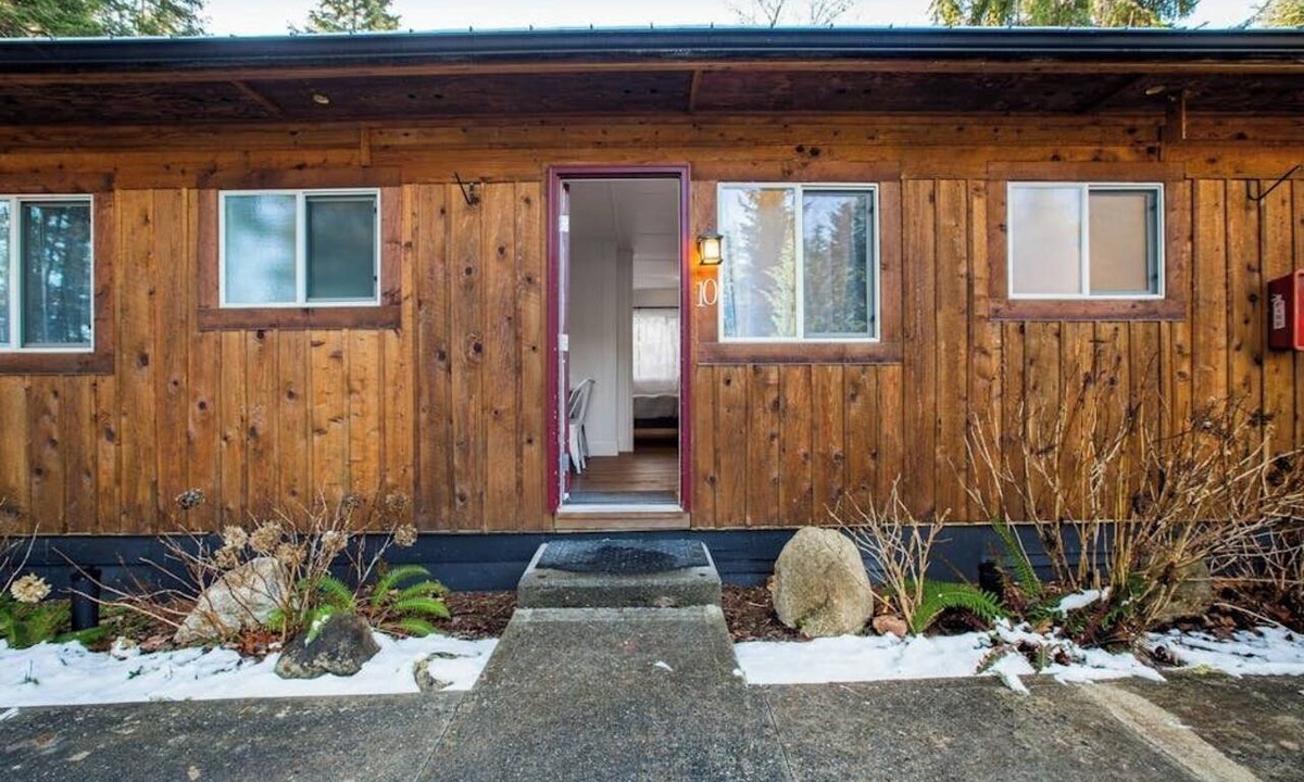 Quilcene Apartment | Studio Mount Walker Inn 1st-Floor | Patio