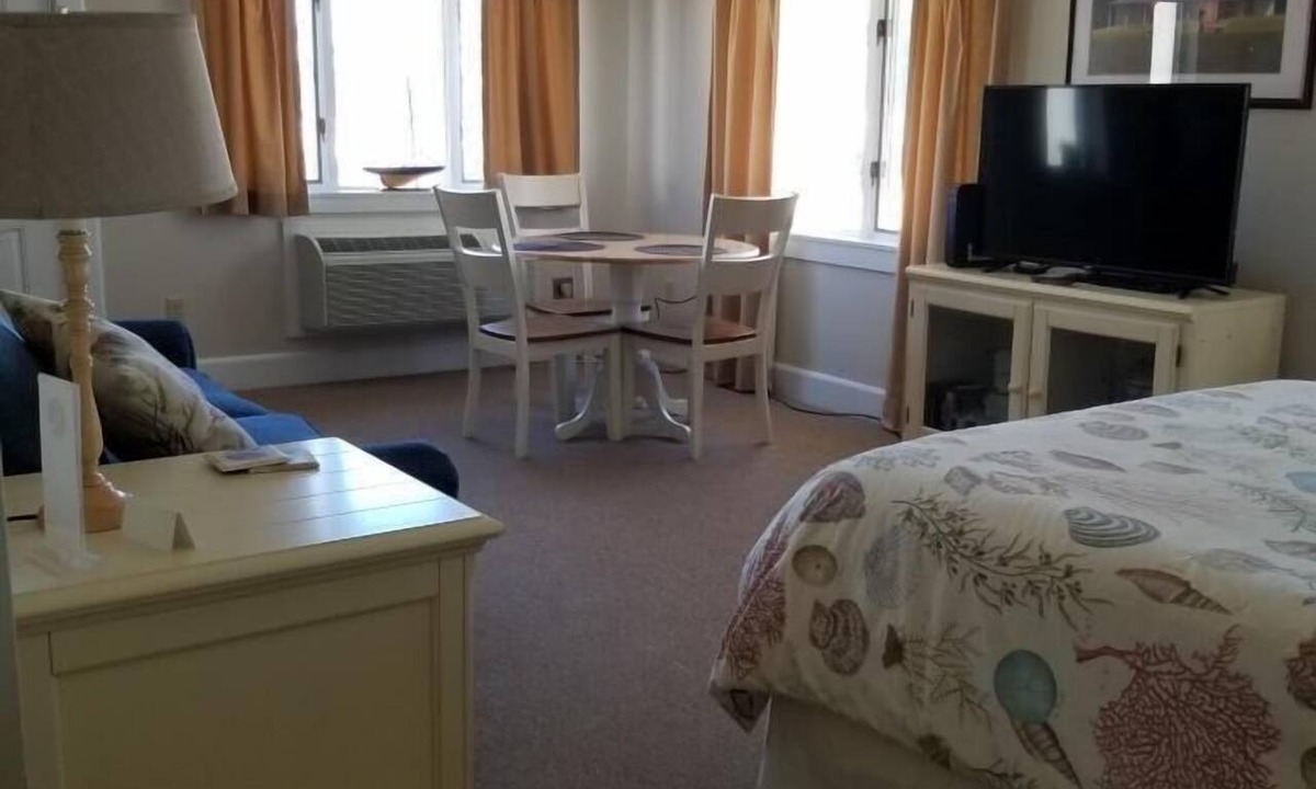 Edgecomb Cottage | Studio with kitchen & balcony Sheepscot Harbour Studio #215