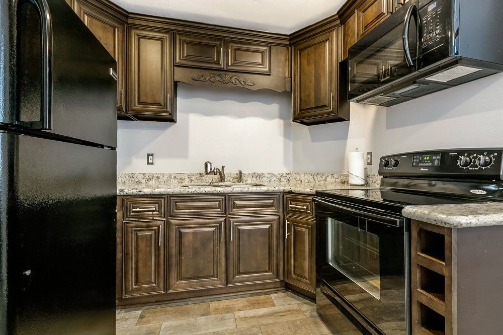 Navarre Apartment | Stunning 1BR/ 2BR/ 3BR next to City Park by Hosteeva