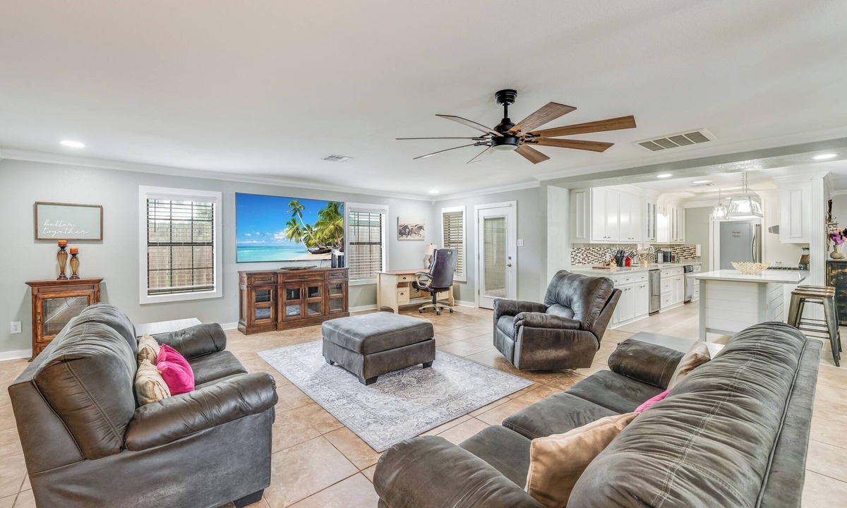 South Side House | Stunning 3BDR+Families-Groups Welcome-Extended Stays