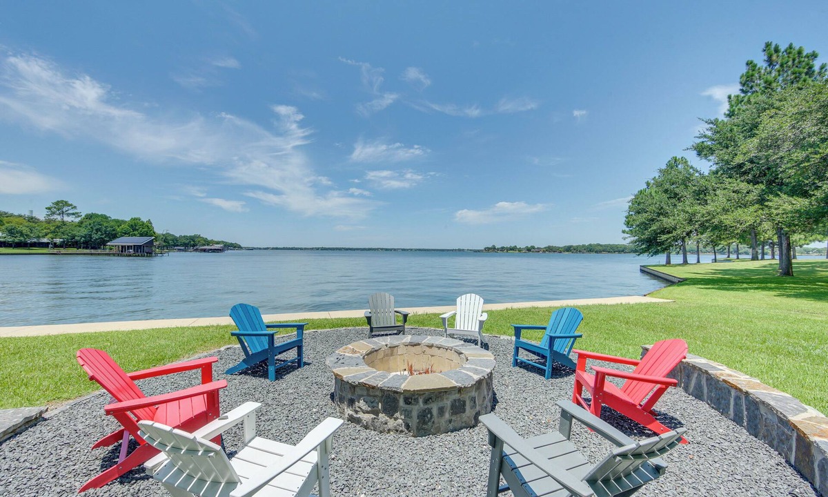 Star Harbor House | Stunning Lakefront Malakoff Home w/Dock & Deck