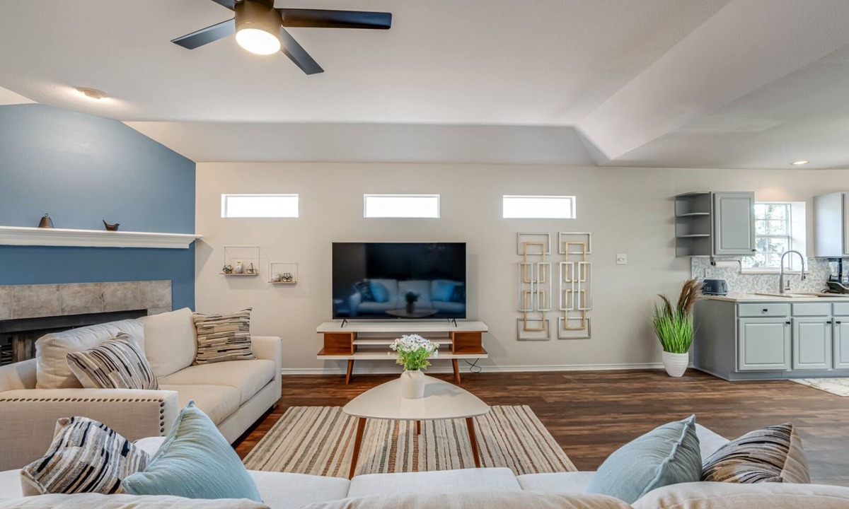 Legend Hills House | Stunning View at the Rim! Gated and CLEAN! 6 Flags, La Cantera, Top Golf <1mi