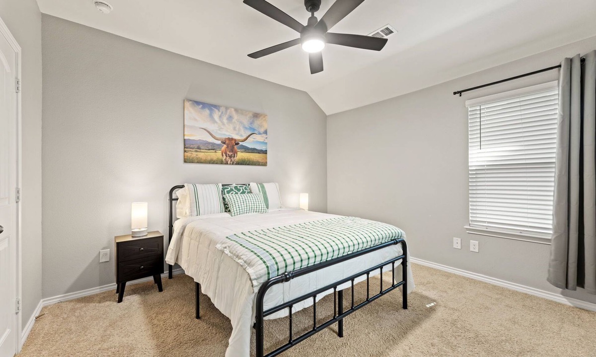 Fort Worth House | Stylish & Cozy 2BR Fenced Yard-Dog friendly. Near AT&T Stadium World Cup ready!