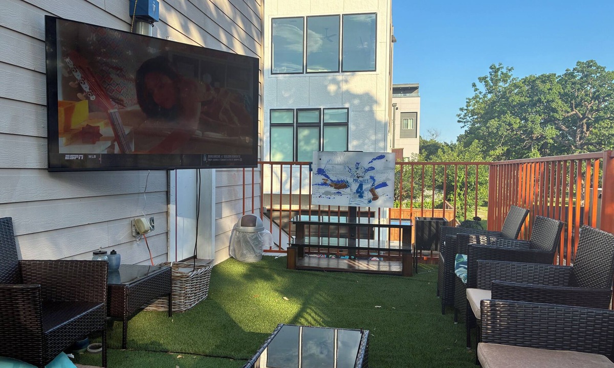 Cedars House | Stylish DOWNTOWN Retreat….quite and city walkable: 2 bdrm & 2.5. bath. Sleeps 8