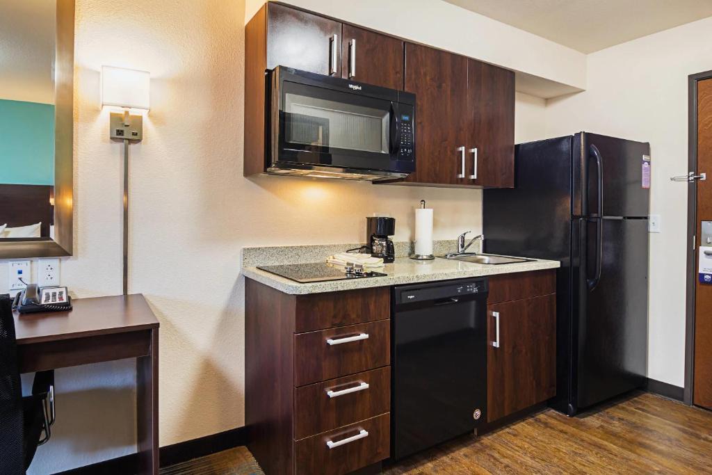 Monaca Hotel | Suburban Studios Monaca - Pittsburgh