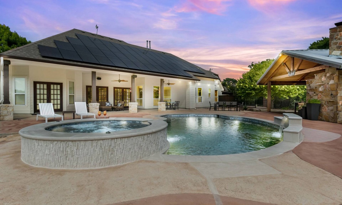 Fredericksburg House | Sunny Oak | Sleeps 10 | Pool/Hot Tub | Outdoor kitchen with Fireplace