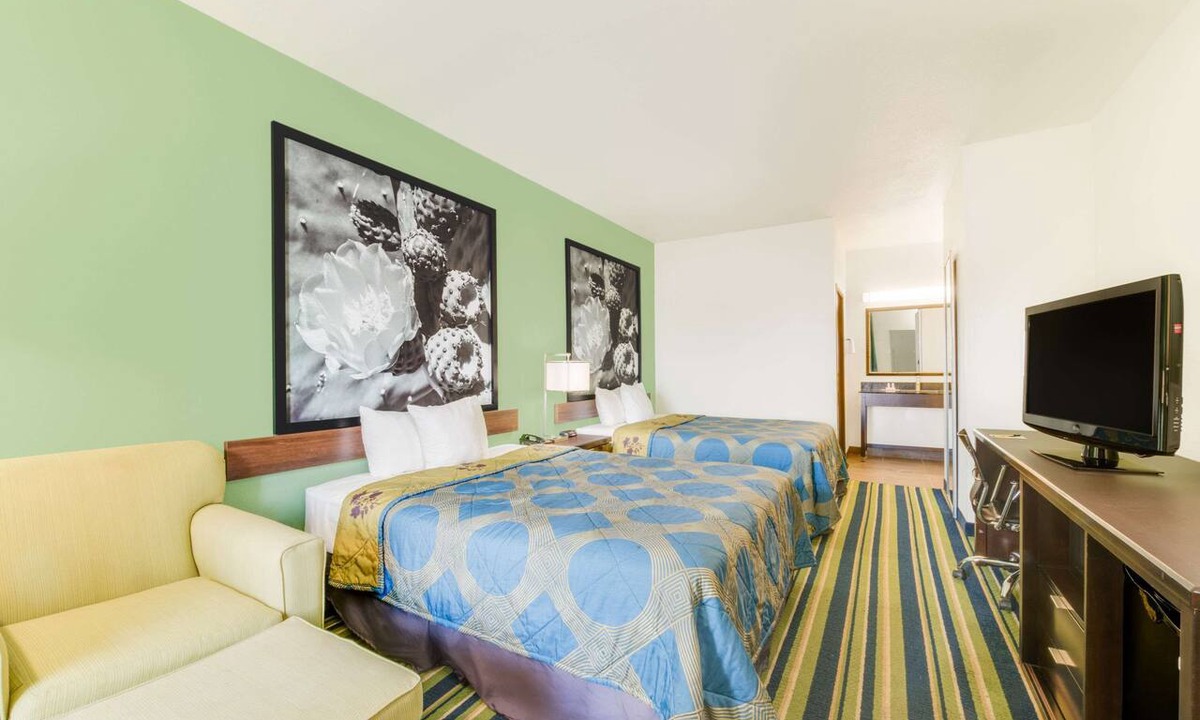 Cotulla Hotel | Super 8 by Wyndham Cotulla TX