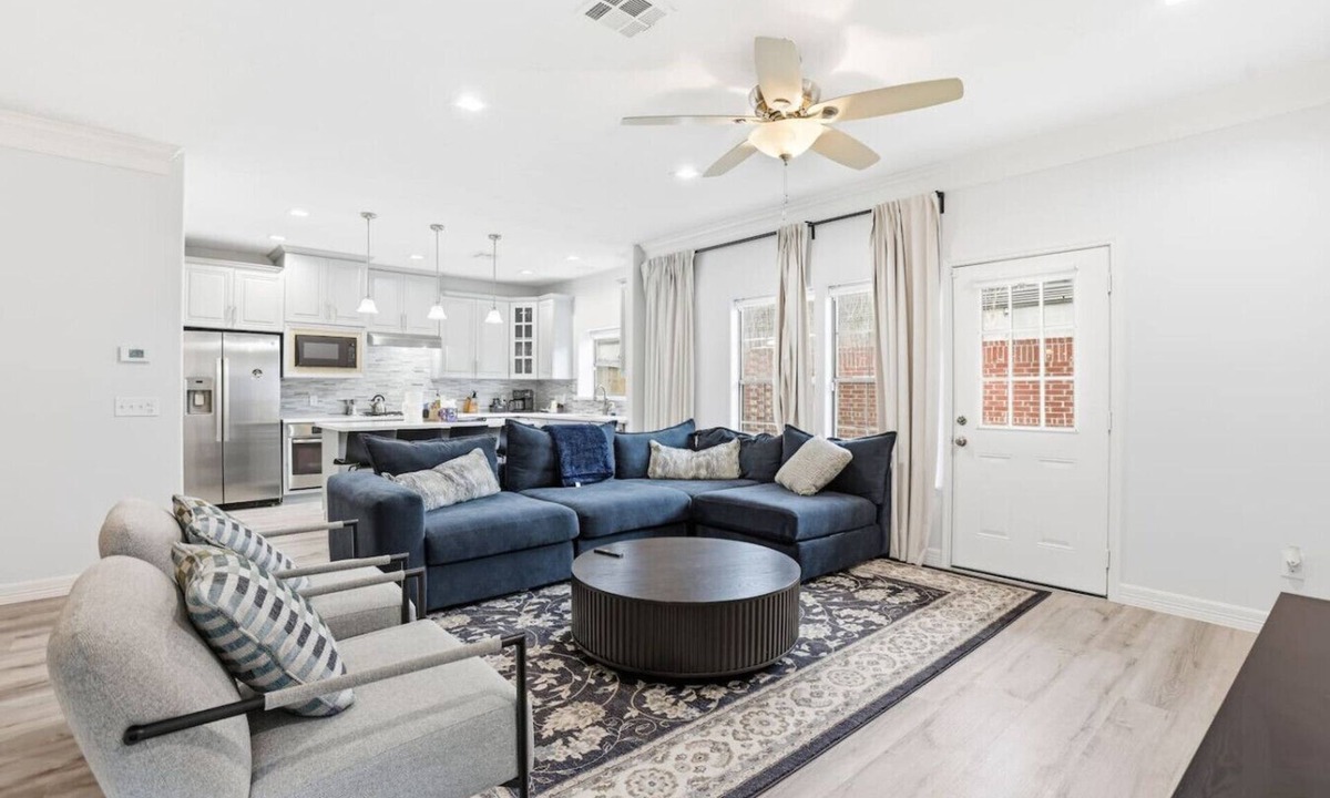Greater Fondren Southwest Villa | SW Houston 3BR | Sleeps 10, Yard + 2-Car Garage