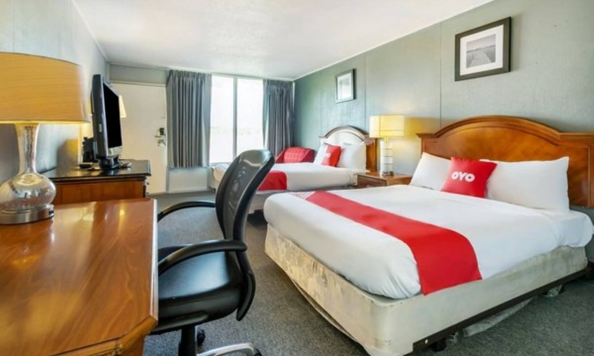 Jennings Hotel | Team/Family Stay! Two Double Beds, Secure, Clean, & Close to Dining!
