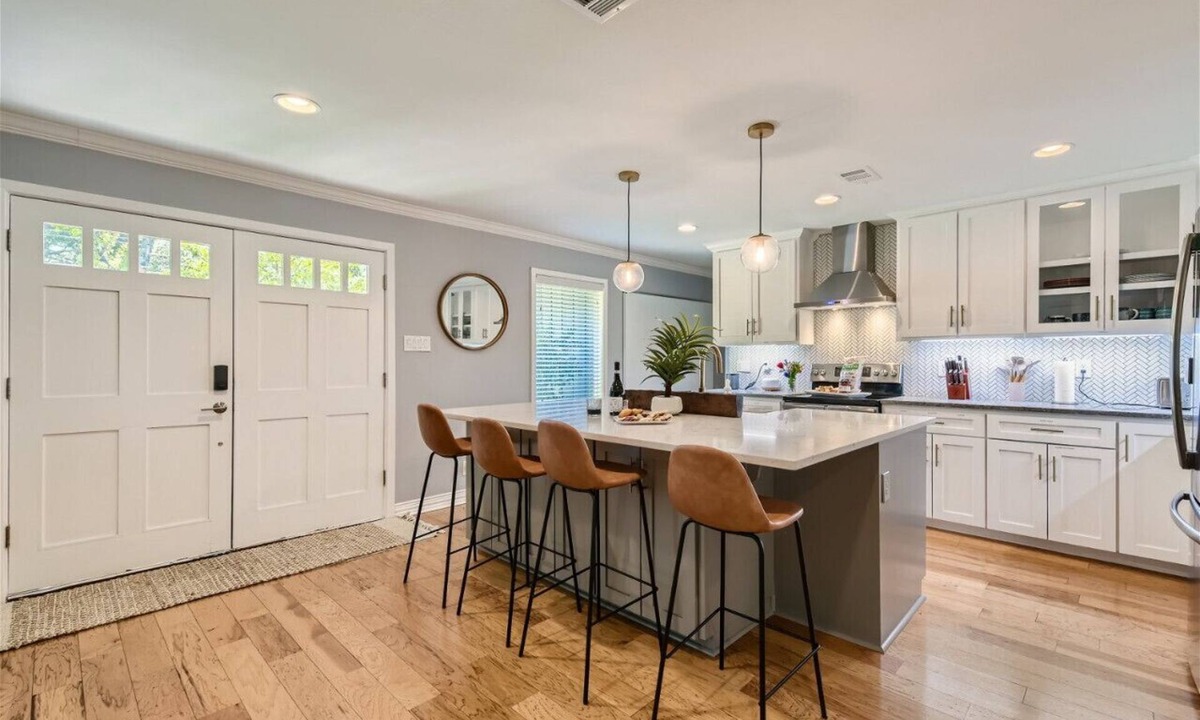 McNeil House | Tesla Charger/Gorgeous Inside/Walk to Restaurants
