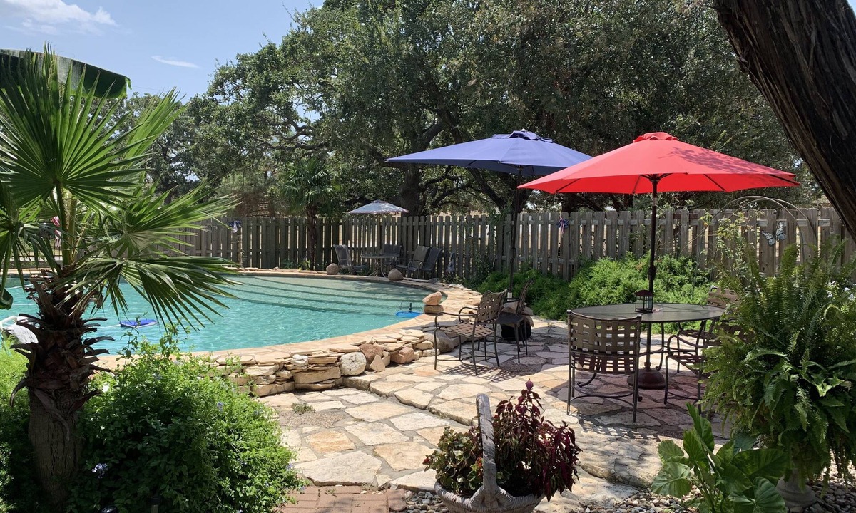 Buchanan Dam Cabin | Texas Lake cabin , private hot tub , outdoor kitchen . Pool & kayaks shared .