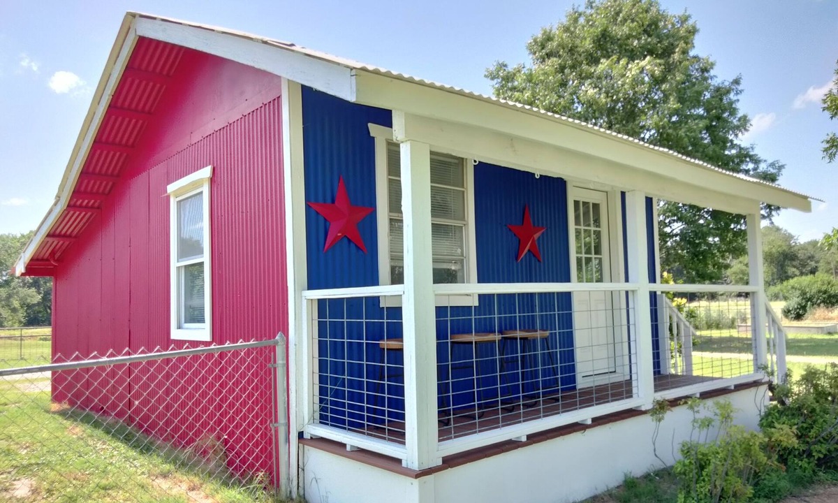 Elmo Cottage | Texas Tin Star Tiny Home-Dusty Feathers Ranch. 9acres. Close to Cedar Creek Lake