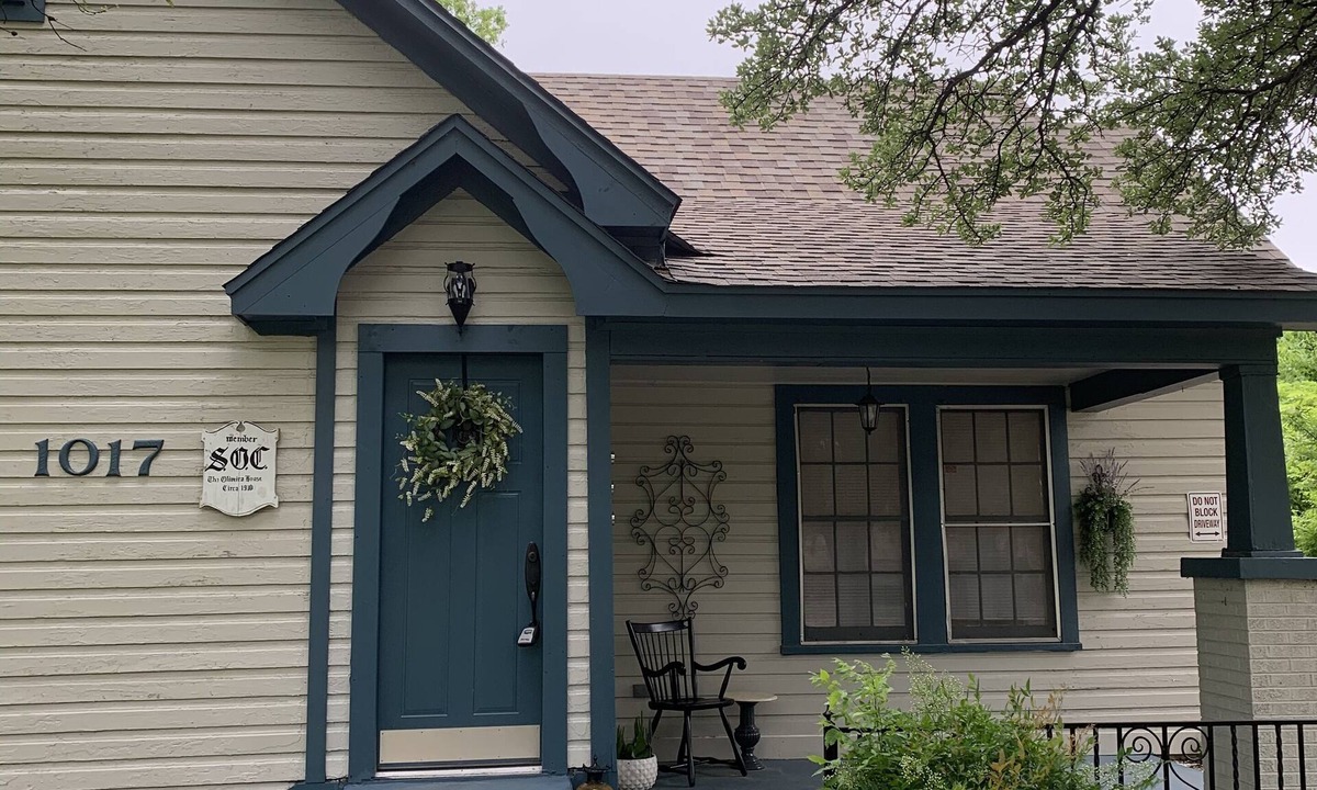 Cleburne House | The Anglin House, an early century home completely renovated and modernized.