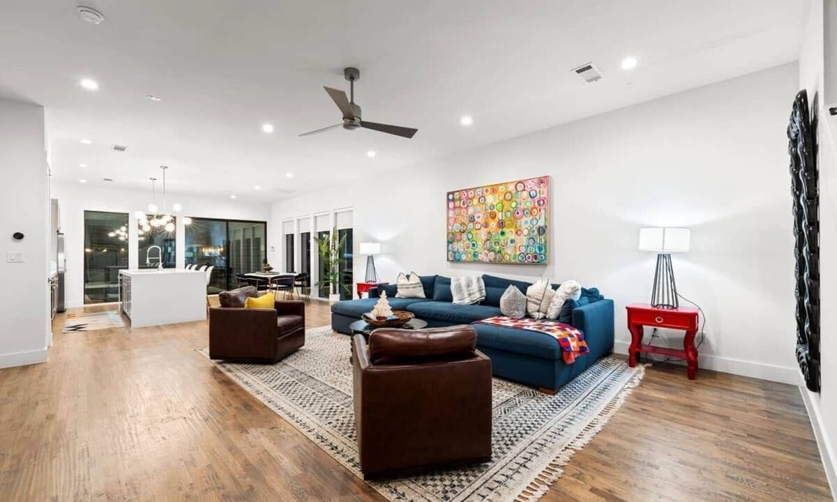 Fort Worth House | The Art House Luxury Modern 3BR Near TCU, Dickies & Stockyards 3 kings, 1 futon