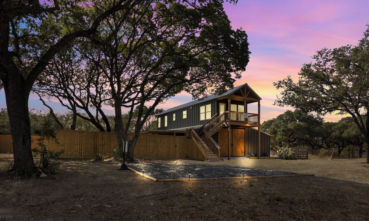 Boerne House | The Barn Haus ~ unique Hill Country experience, Hot Tub and Pet Friendly!