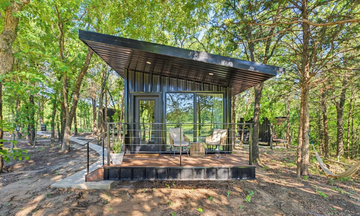 Alvord Cabin | The Barn Owl | Cozy Treehouse + Pickleball Court