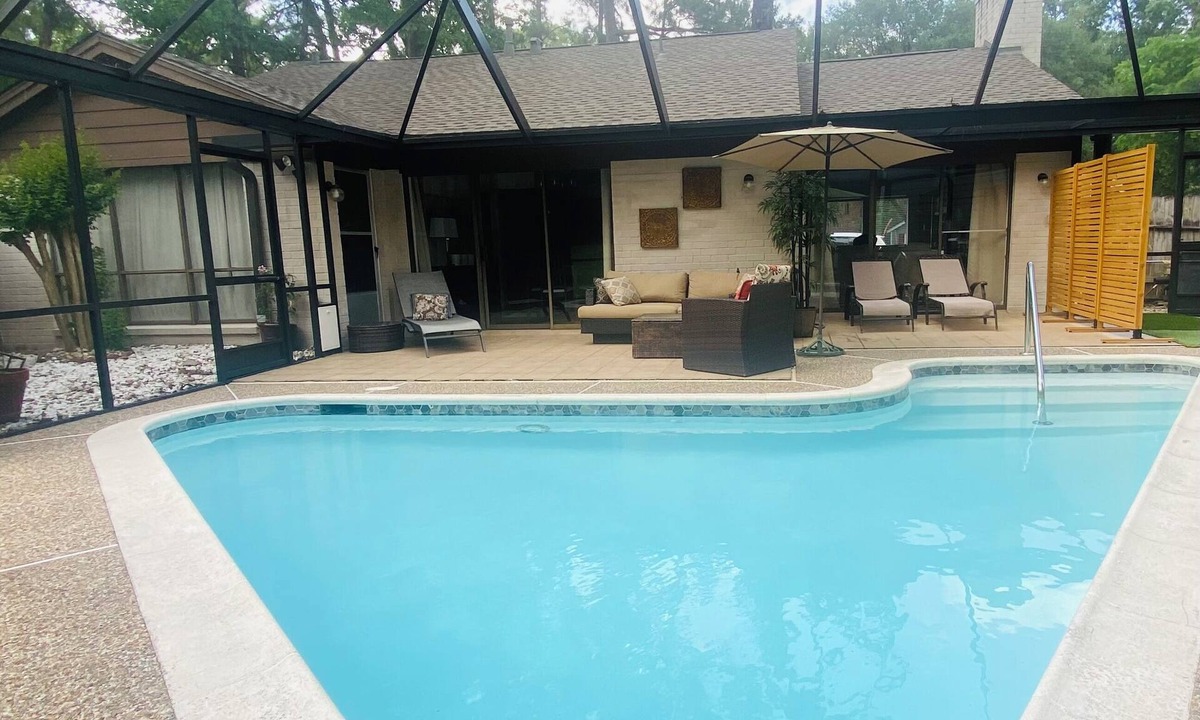 Grogan's Mill House | The best location near Woodlands Towncenter with Screened In Pool
