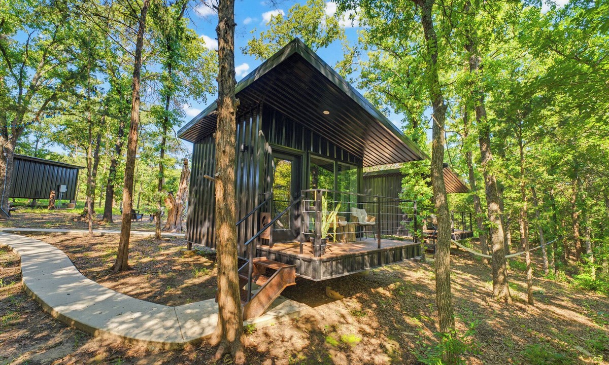 Alvord Cabin | The Black Crow | Couples’ Escape + Pickleball