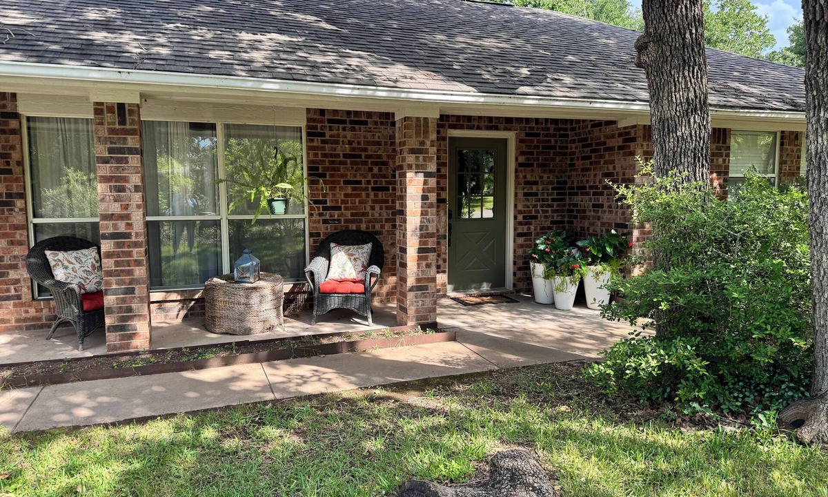 Weatherford House | The Cottage at Clark Gardens - Woodland Stay with Garden Access