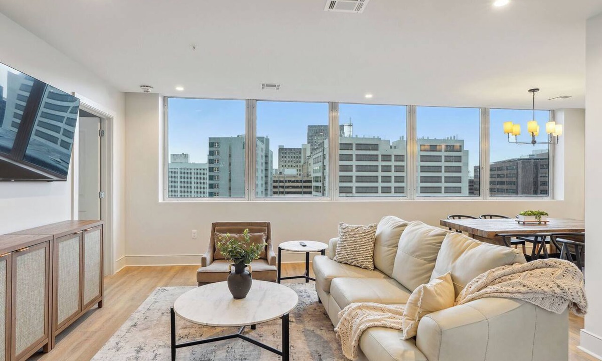 Central Business District Hotel | The Eleanor 4BD/4B - 3 King BD & F/F Bunkbed Room