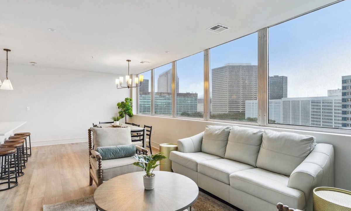 Central Business District Hotel | The Eleanor 4BD/4B - 3 King Bedrooms & 2 Queens
