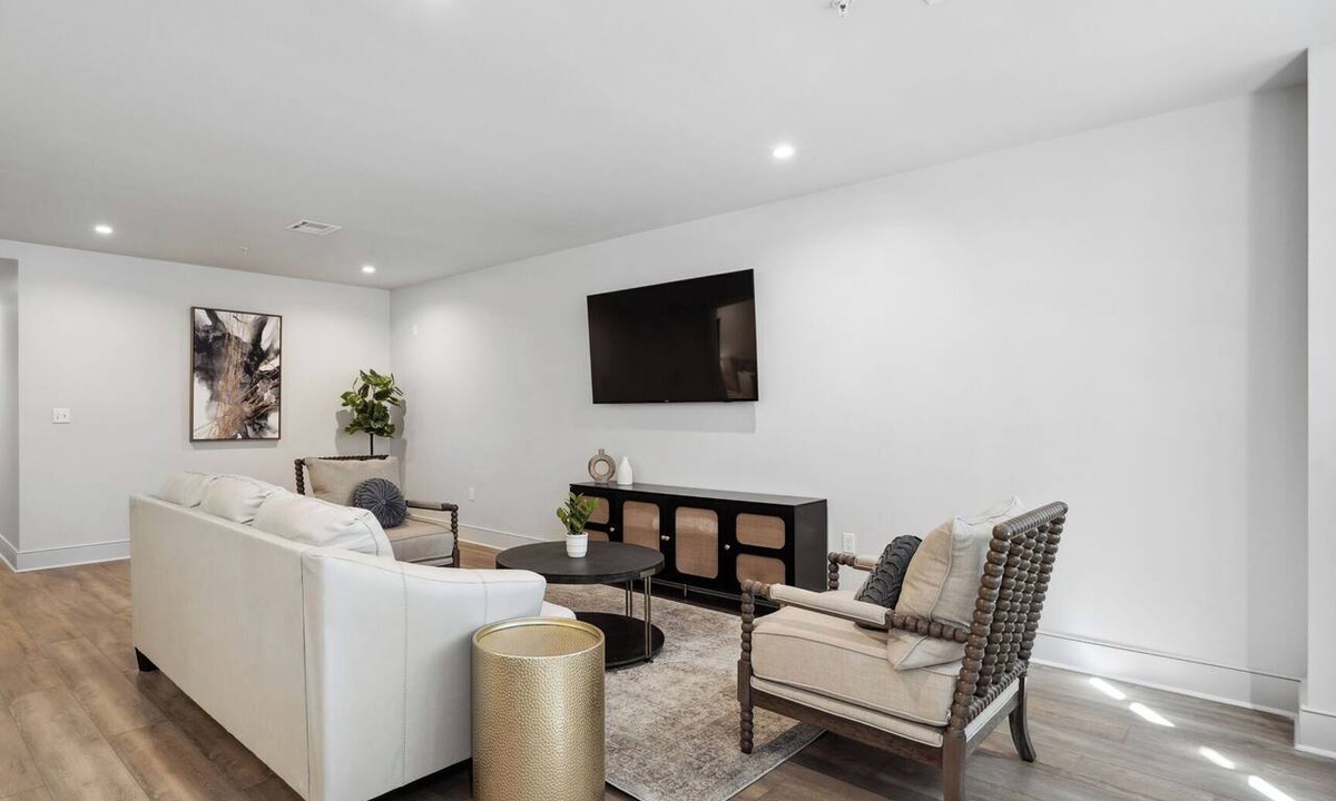 Central Business District Hotel | The Eleanor 5BD/3B - 4 Kings & 2 Queens