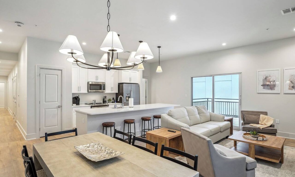 Central Business District Hotel | The Eleanor PH 4 - 4BD/3B - All Kings, Patio