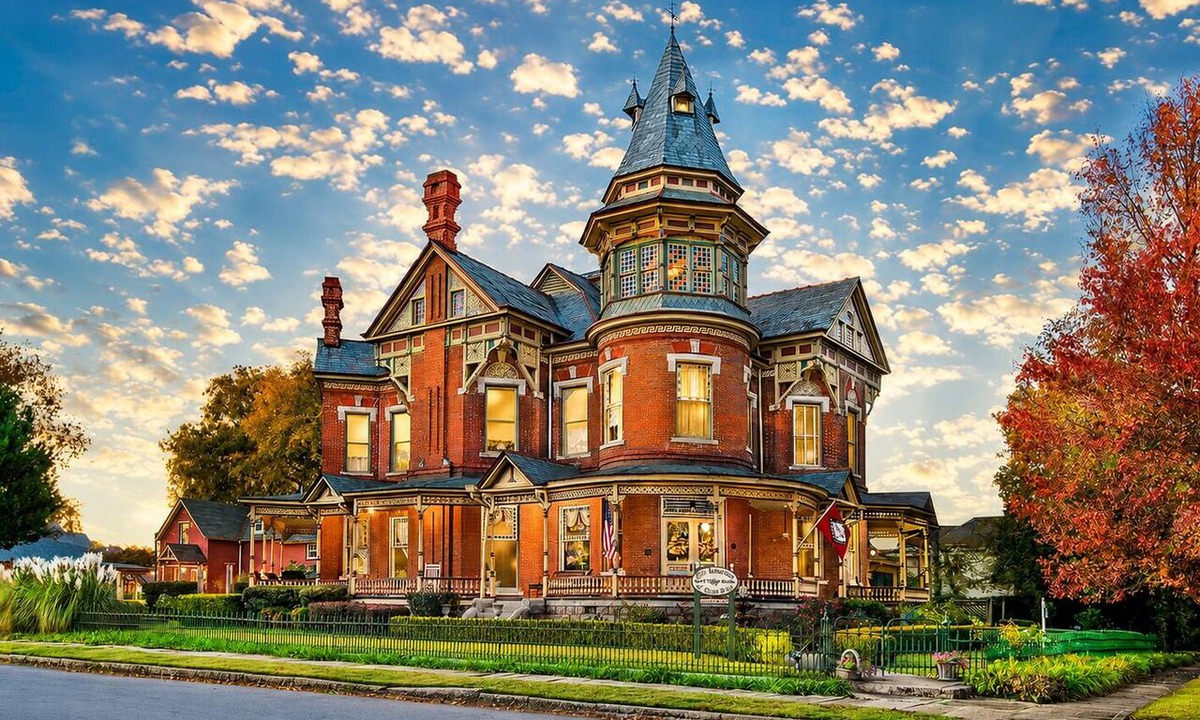 East of Broadway Bed & Breakfast | The Empress of Little Rock | Six-Suite Historic Mansion House