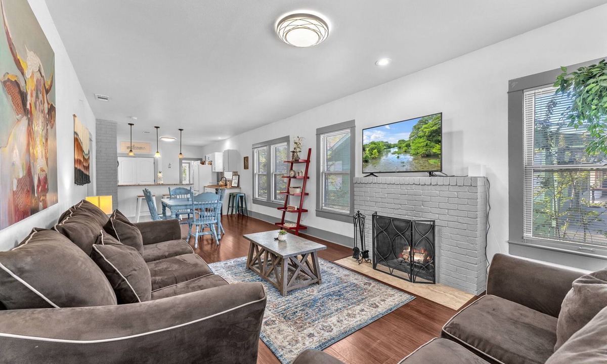 Highland Park House | The Farmahouse - Family Friendly Downtown Cottage