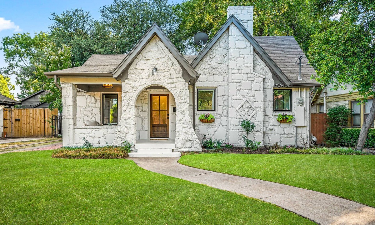 Dallas House | The Hansel-Modern 4 Bed, 3 Bath Bungalow, Hot Tub