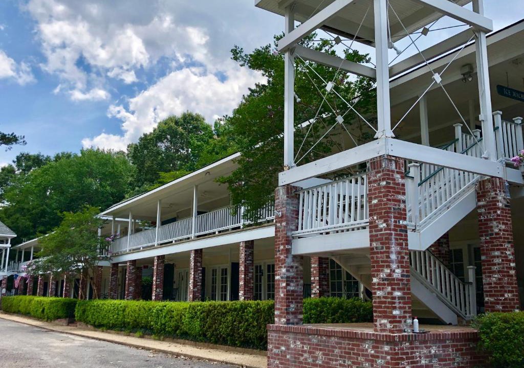 Wakefield Hotel | The Lodge at The Bluffs
