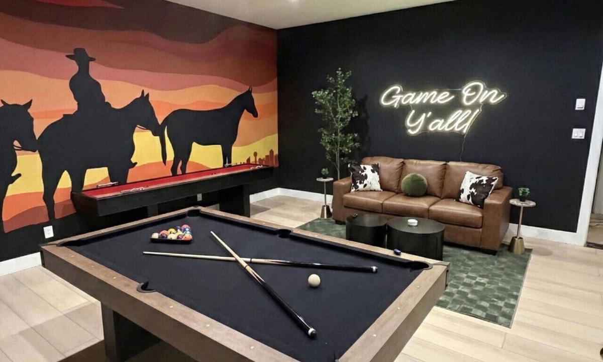 West Dallas House | The Longhorn Luxe | Game Room | Fire pit | Karaoke