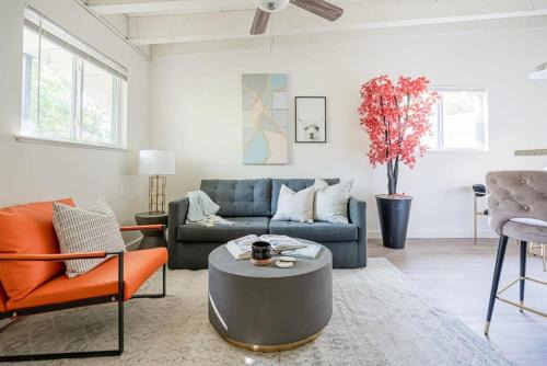 North University Apartment | The Modern I Sleep 5 I Close to Downtown I Roku TV