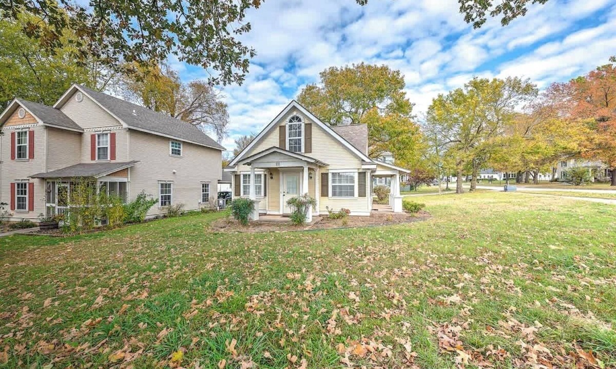 Siloam Springs House | The Oak Cottage- Charming Downtown Retreat in the Heart of Siloam Springs