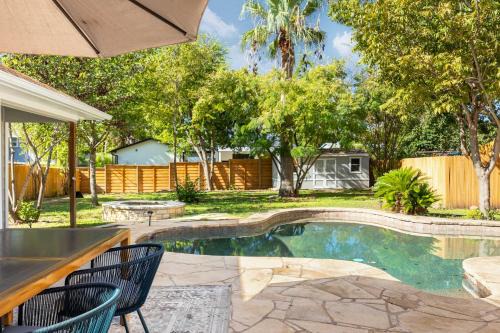 Highland Park West House | The Oak Haven - 3BR with Pool Billiards & Arcade