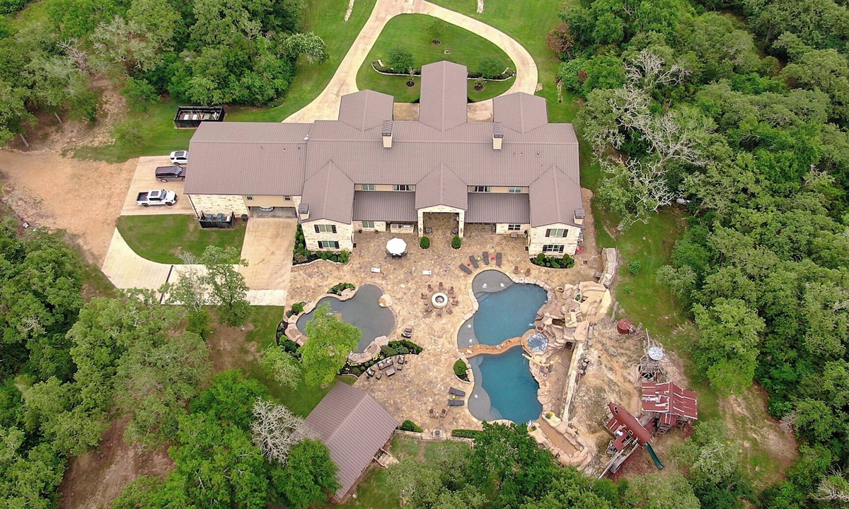 Brazos Valley Cabin | The Oasis on 358, Luxury Safari Estate, 8BR, Sleeps 22, Resort-Style Pools
