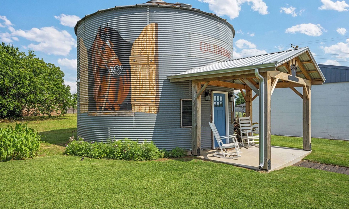 Elgin House | The Painted Silos - The Horse Bin. Elgin, Ft Sill and Lawton areas.