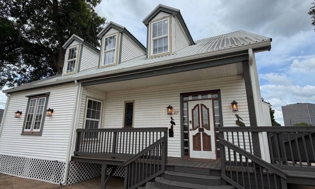 Downtown House | The Pelican Brief Spacious 7-bedroom house in lovely Downtown Lafayette with AC