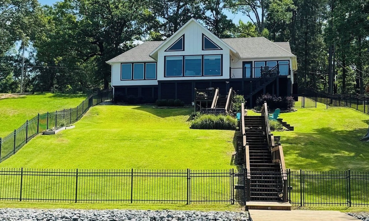 Farmerville House | “The Perch” - unforgettable sunsets and family memories!