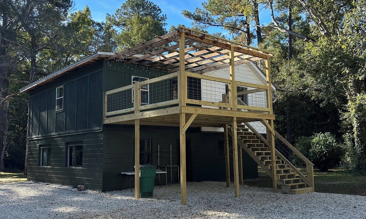 Fluker House | The Pines Retreat - Rustic Modern Camp with WIFI! Pet Friendly!