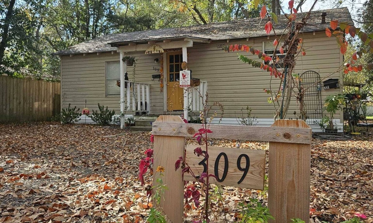 DeRidder House | The Piney Woods Cottage - steps from downtown