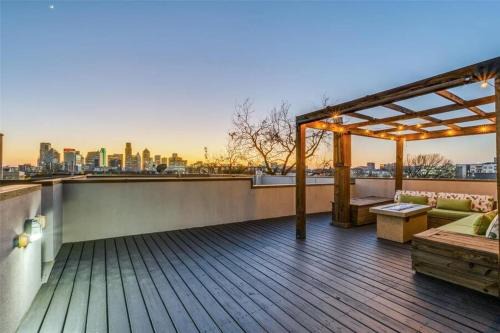 Old East Dallas House | The Q Dallas - Rooftop Sauna Gym Vacation Home Downtown