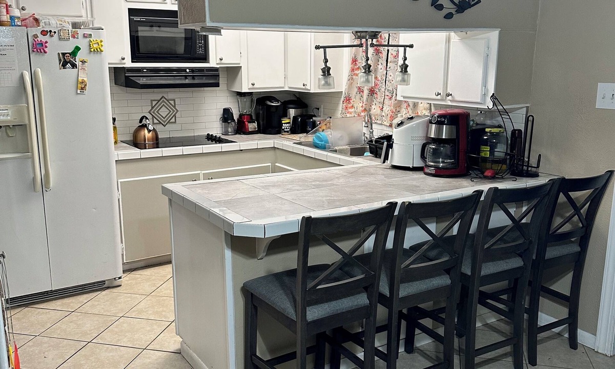 Nederland House | The Red Door Home 3-bedroom house in Nederland Texas. Your home away from home